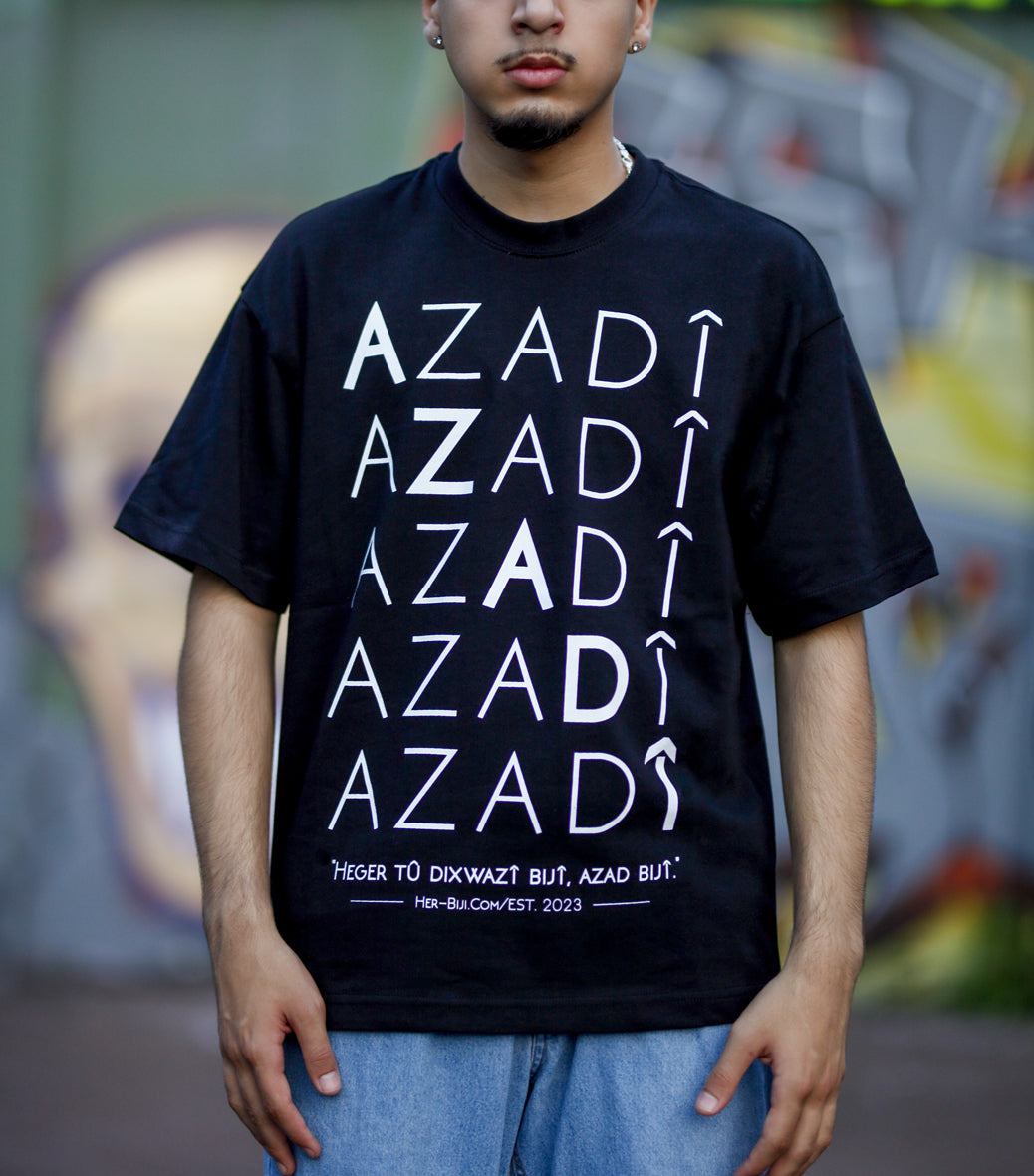 Oversized T-Shirts "AZADÎ" in schwarz